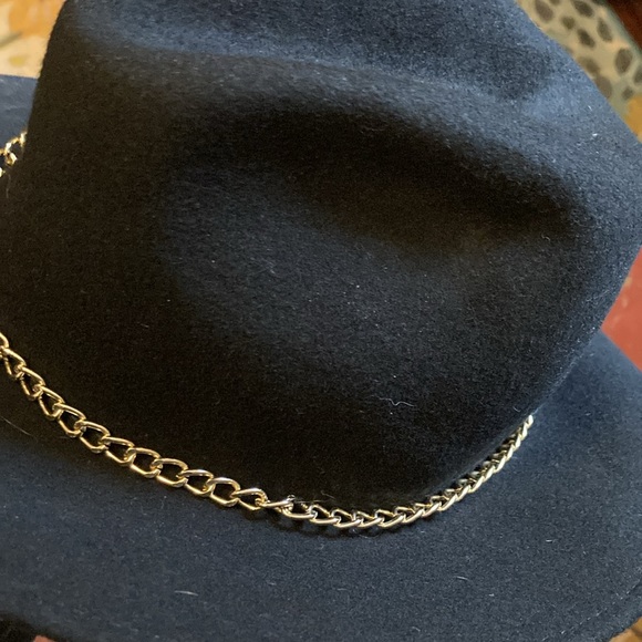 Fedora-Gelso Bianca pinched black Fedora 100% wool with gold chain.  Classic - Picture 8 of 15
